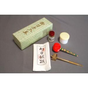 刀剣手入具 目釘抜入 紙箱 1セット 刀油（丁子油） 打粉 御刀拭紙（油・打ち粉用） 油布入れ 目釘抜き 真剣 刀剣 手入れ 用具 模造刀 美術刀｜ゼロワンカンパニー