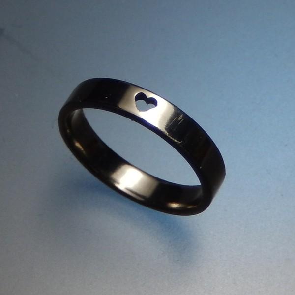 チタン　リング　指輪　シンプル　ハンドメイド　幅3.0ミリ　平型　ハート型穴明き　1号〜30号