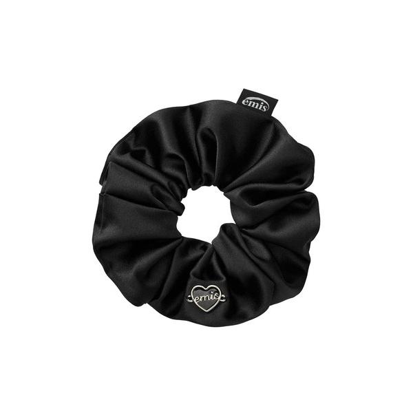 シュシュ SATIN HEART LOGO PENDANT SCRUNCHIE