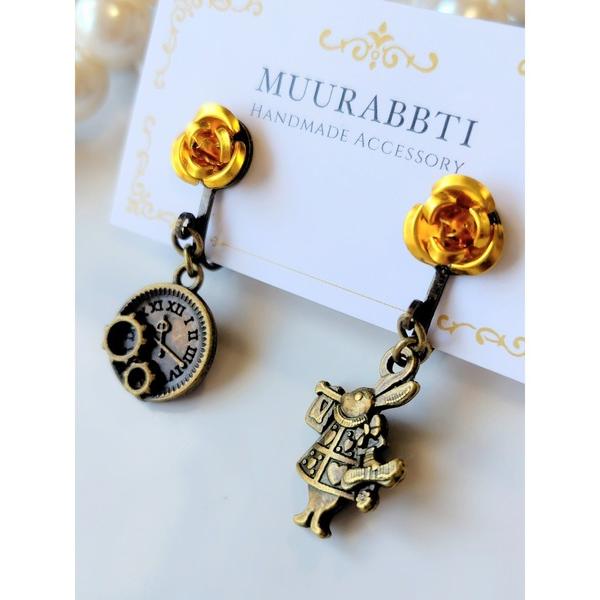 イヤリング 「MUURABBTI」金のバラと時計うさぎのイヤリング(MA) レディース