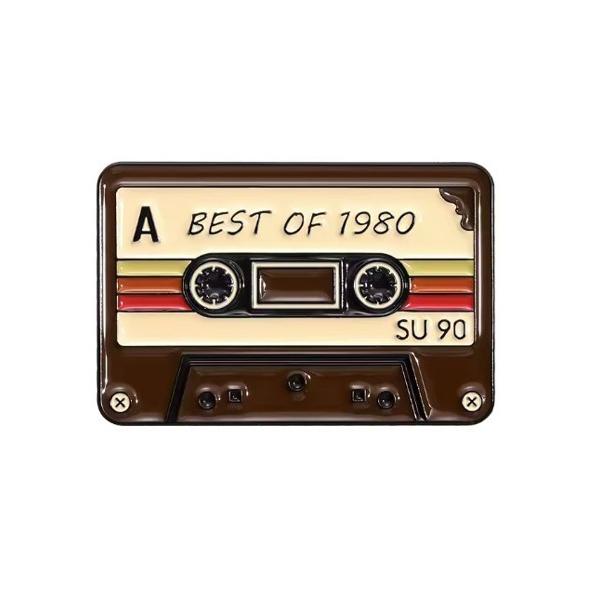 バッジ 「urge select」カジュアルデザイン カセットテープ レトロ ピンバッジ「マルチウェ...