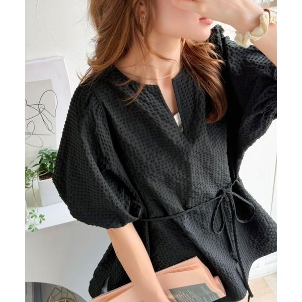 ブラウス シャツ 自然にスタイルアップバックデザインで差がつく 2WAYウエストリボン サッカー素材...