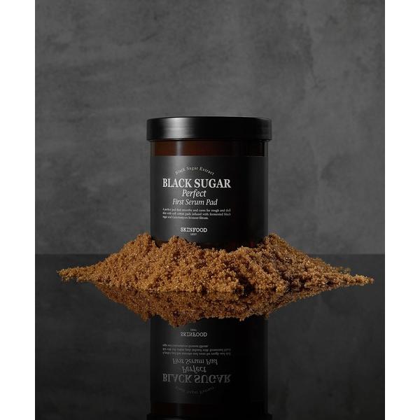 化粧水 スキンフード skinfood 「新商品」ブラックシュガーパーフェクトファーストセラムパッド...