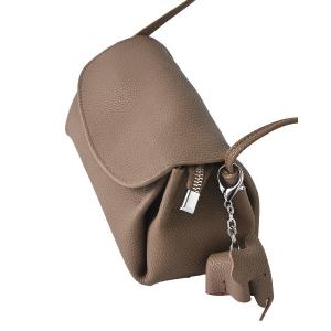 ショルダーバッグ バッグ 「DELI by」エレファントチャーム付きリアルレザーショルダーバッグ レディース