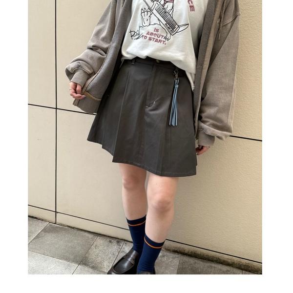 スカート チャーム付きサイドプリーツミニスカート