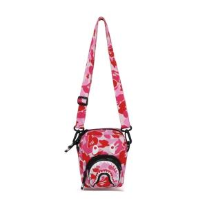 A BATHING APE（アベイシングエイプ） ショルダーバッグ EMBOSSED