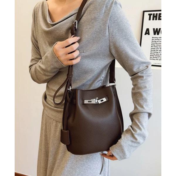 ショルダーバッグ バッグ ビット付き 縦長ショルダーバッグ レディース