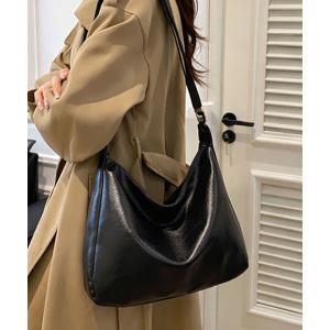 落ち着いたデザインのショルダーバッグ