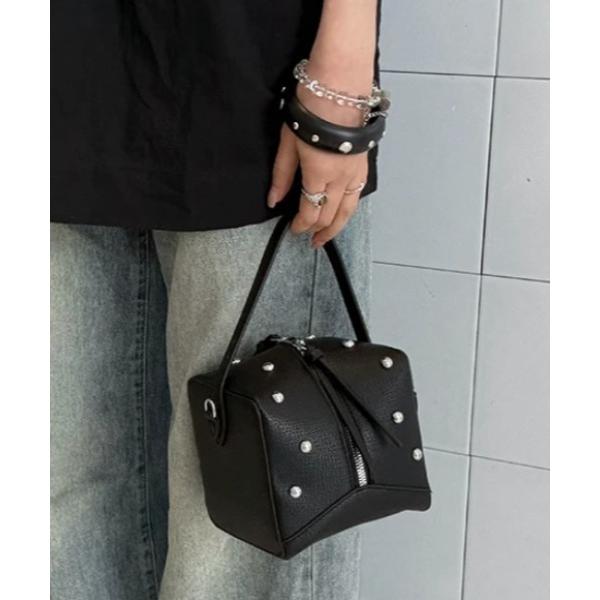 ショルダーバッグ バッグ Square studded shoulder handbag レディース