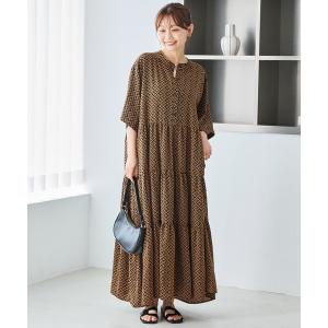 ワンピース 半袖 幾何学柄ティアードワンピース｜着るだけで華やぐ、大人の総柄ワンピ/ロング丈/リゾート/バンドカラー/体型カバー/ゆったり