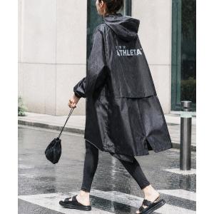 ポンチョ 「athleta」雨の日の移動も、観戦も頼れるバックパックの上から羽織れる、反射ロゴ付きレインポンチョ。 レディース メンズ