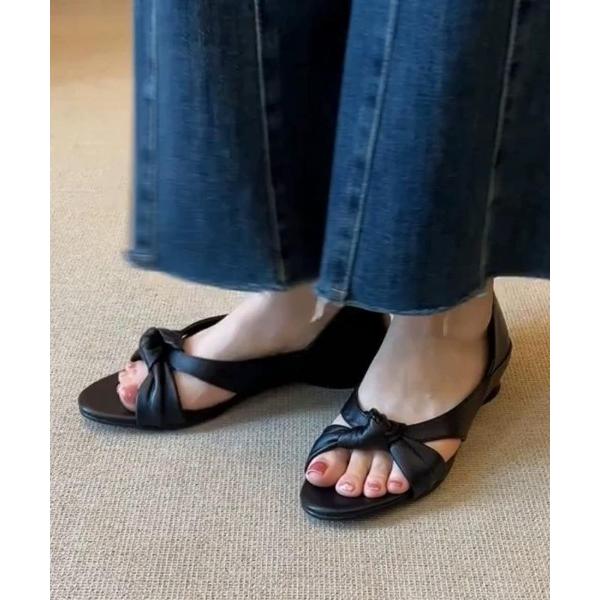 サンダル フロントの結びデザインが女性らしい印象を与えるフラットサンダル。 レディース