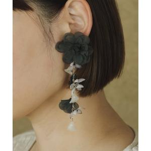 ピアス フリージアの揺れるピアス レディース