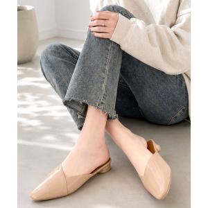 パンプス 足元をすっきり上品に見せる ポインテッドトゥミュールサンダル