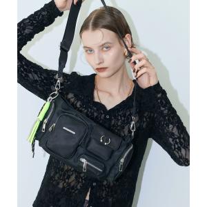 ショルダーバッグ バッグ ピアス付きアウトポケットショルダーバッグ レディース