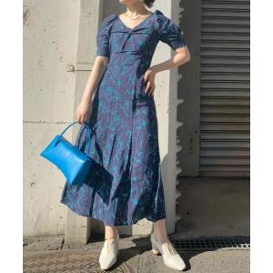 ワンピース ラインフラワースリーブタックワンピース