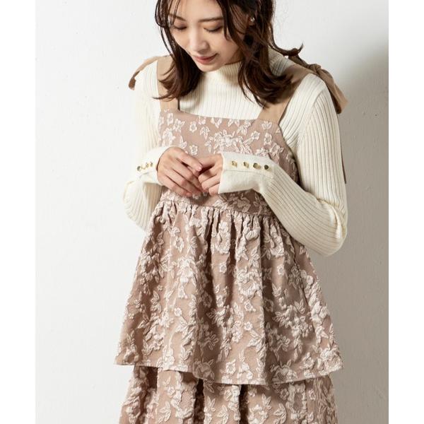 ブラウス シャツ 立体的な表情のジャカード生地を使用し、光沢感がエレガントなフクレジャカード花柄トッ...