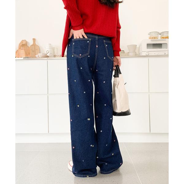 ジーンズ デニム デニムパンツ ゆったりルーズなシルエット。刺繍小花柄ワイドデニムパンツ レディース