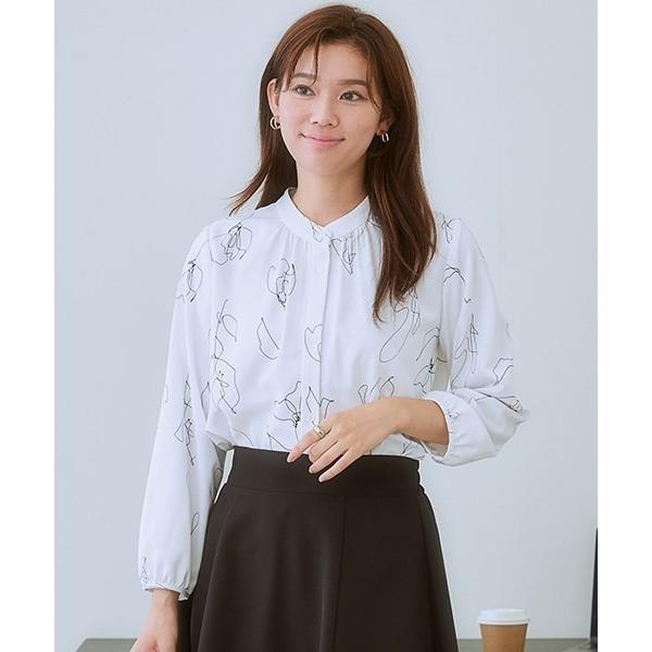 ブラウス シャツ ストレッチパウダーサテン線画フラワー柄バンドカラーブラウス（しわになりにくい・速乾...