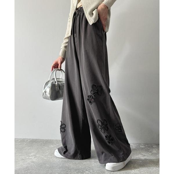 スウェットパンツ ジャージ 大人の遊び心が光る。フラワーサガラ刺繍くり抜き裏毛スウェットワイドパンツ...