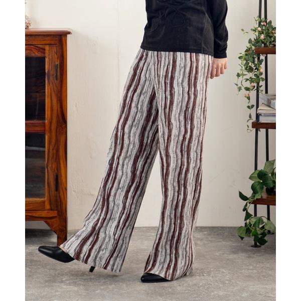 パンツ 表面に立体感を生むシボ感とプリーツが特徴の、大人こなれストライプパンツ レディース