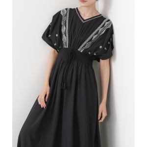 ワンピース 夏 半袖 インド綿シリーズ「ドラマ着用/選べるサイズ展開/二の腕カバー」フロント刺繍ウエストシャーリングワンピース