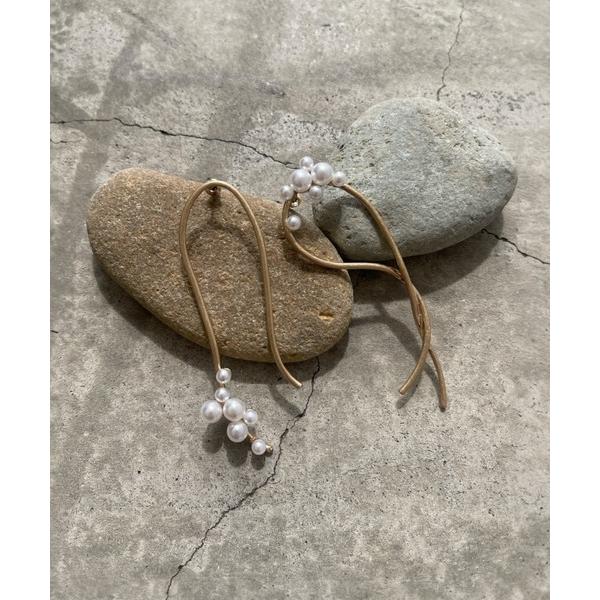 ピアス 曲線とパールが描く、美しい余白。大振りデザインピアス レディース