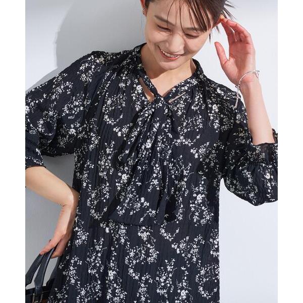 ブラウス シャツ 「モノトーン小花柄／シャーリング素材」ボリューム袖エアリーブラウス レディース