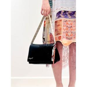 ショルダーバッグ バッグ 刺繍入りミディアムサイズのフェイクレザーショルダーバッグ レディース