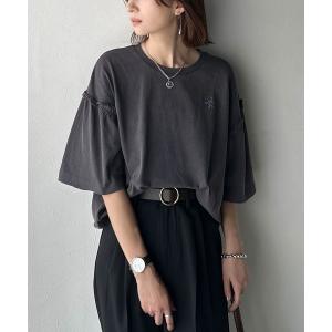 tシャツ 半袖 さらり着やすく、ほどよくキュート。なんでもない日にひとさじの甘さを。綿100％胸刺繍ピグメント袖フリルT レディース