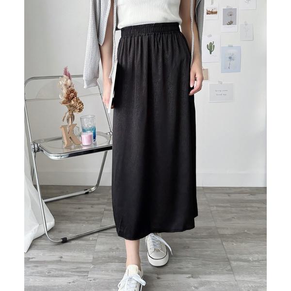 スカート ほのかなツヤ感が歩くたびに揺れて映える！　サテン風ロングスカート