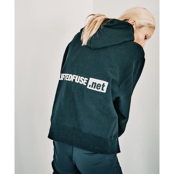 パーカー 「HEREIAM」ユニセックス／今年らしく着丈をアップデート。ワッペンロゴフーディー レデ...