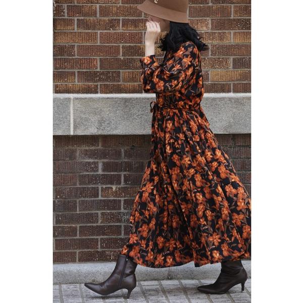 ワンピース 灯色の花が広がるティアードミディアムワンピース（紐ベルト付き）