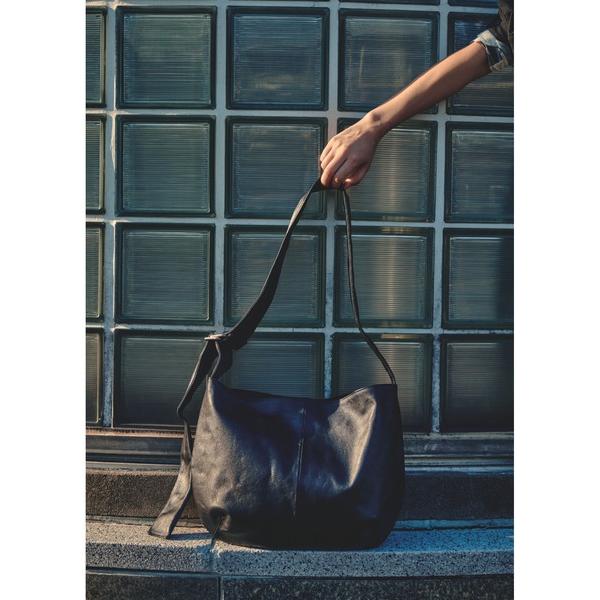 ショルダーバッグ バッグ 「ONE.ワンドット」 Large Shoulder Bag / 撥水レザ...