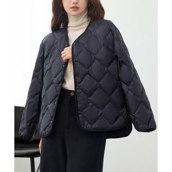 ブルゾン アウター 「おうちで洗える/収納袋付き」軽ふわ。カーブラインで洒落感満点。長袖Vネックノー...