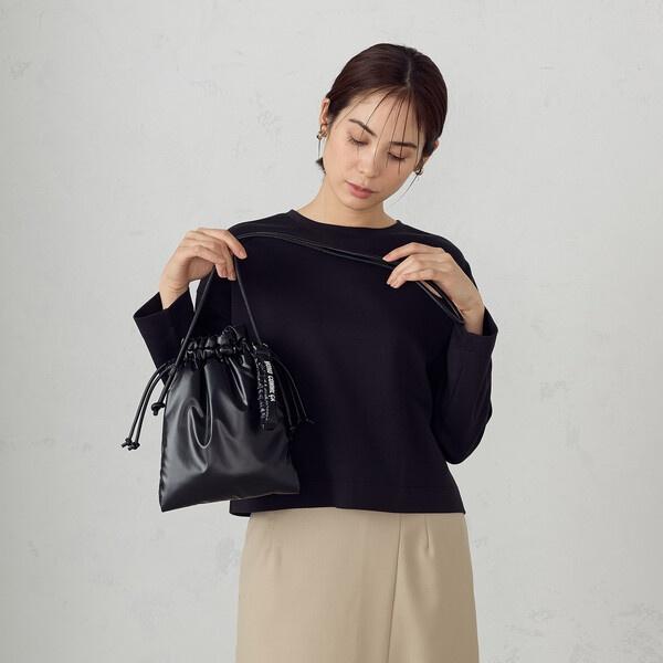 MONO COMME CA（モノコムサ） チャーム付き パデッド巾着ショルダー