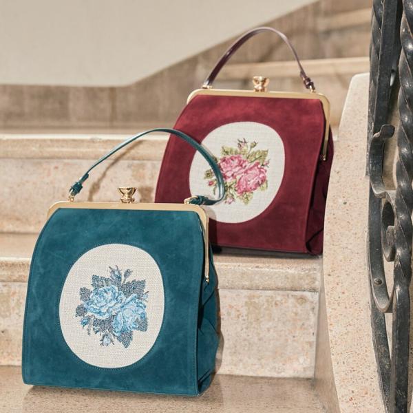 アンアナザーアンジェラス（an another angelus）/【500mlペットボトル収納可能】カメオローズ刺繍スクエアがま口バッグ an another angelus（アンアナザーアンジェラス） カメオローズ刺繍