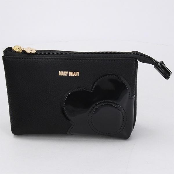型番：220-852562ブランド：マリークワント商品名：シュリンクデイジーパッチ 3ポケットポーチカラー：０１０／ブラック/０９０／ピンク/１１２／ライトブルー