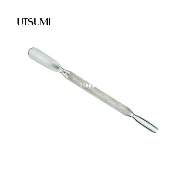 ネイルケアの必需品。本体両サイドにサイズの違うスクープを備えたメタルプッシャーです。ベーシックな形状はネイルケアの基本ツールとして初めてご利用になる方、セルフネイラー、プロネイリストまで幅広くご利用頂いております。