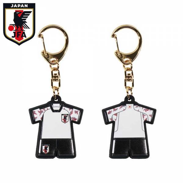 サッカー日本代表オフィシャルライセンス商品サッカー日本代表のアウェイユニフォームをモチーフにしたユニフォームチャーム。様々な場所につけやすい、小ぶりでかわいいサイズ感です。※背番号、選手名は入りません。素材:ATBC-PVC、鉄サイズ(約)...