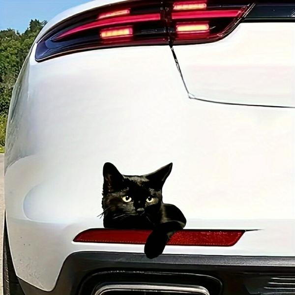 黒猫をモチーフにしたビニールステッカーです。光沢仕上げで存在感があり、車や窓、壁など様々な場所に貼ってお使いいただけます。素材は高密度ビニールと耐候性粘着剤を使用。防水・耐久性に優れ、屋外での使用も可能です。サイズは約幅15cm×高さ10c...