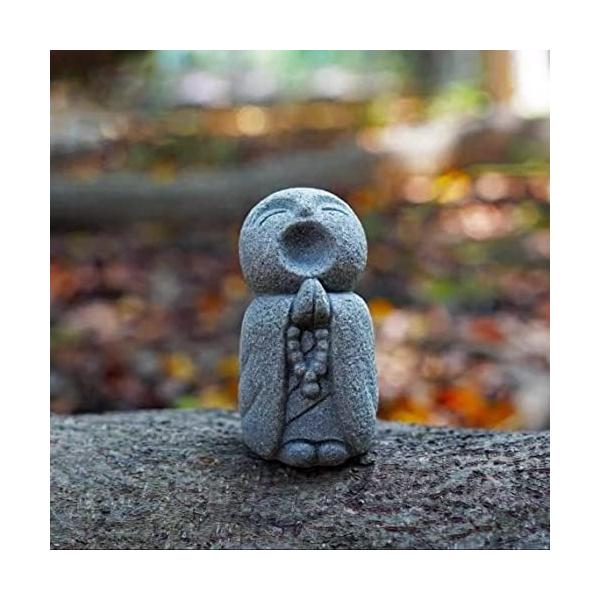 伝統的な技術で作られた、無病息災祈願用のお地蔵様の石像です。御影石を使用したかわいいデザインで、インテリアや水槽の飾りとしてお使いいただけます。御影石を使用し、防水処理が施されています。サイズは幅約7cm、高さ約12cm、奥行約5cmです。...