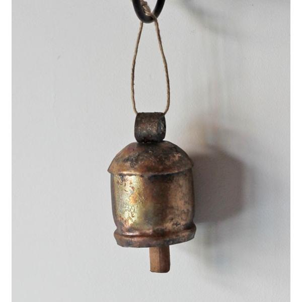 素材銅生産国インドインドの修道院で100年前から作られる手作りのベルは、魔よけや悪魔祓いの意味をもつそうです。アンティークのような雰囲気ある銅と、軽量な木の組み合わせ。振ると、まぁるく奥行きのある、澄んだ音が鳴ります。麻紐などでドアにかけて...