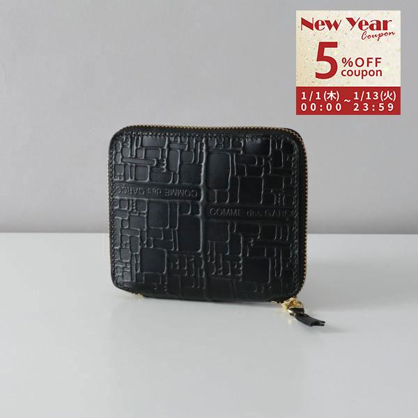 COMME des GARCONS定番の2つ折り財布。上着やカバンのポケットに収まるコンパクトサイズです。年齢性別を問わずご使用いただけるベーシックなデザイン。プレゼントにもおすすめです。アイテム詳細：2つ折財布ブランド名：COMME DE...