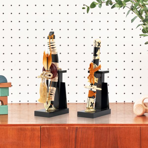 【2026年度五月人形】【弓太刀単品】 五月人形を、よりいっそう豪華に彩る弓太刀です。コンパクトな五月人形と合わせてお検討くださいませ。太刀は、鞘から抜く事ができません。 サイズ：高さ20.5(cm)