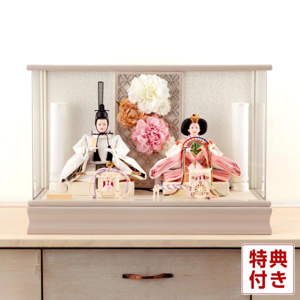 【2026年度新作雛人形】 【吉徳大光】 【顔がいのちの吉徳】正規取扱店 「顔がいのちの吉徳」のフレーズでお馴染みの、業界老舗ブランド吉徳大光のケース入り雛人形です。グレージュのシックなケースに、優美なお人形をセットしました。衣裳は淡雪から...