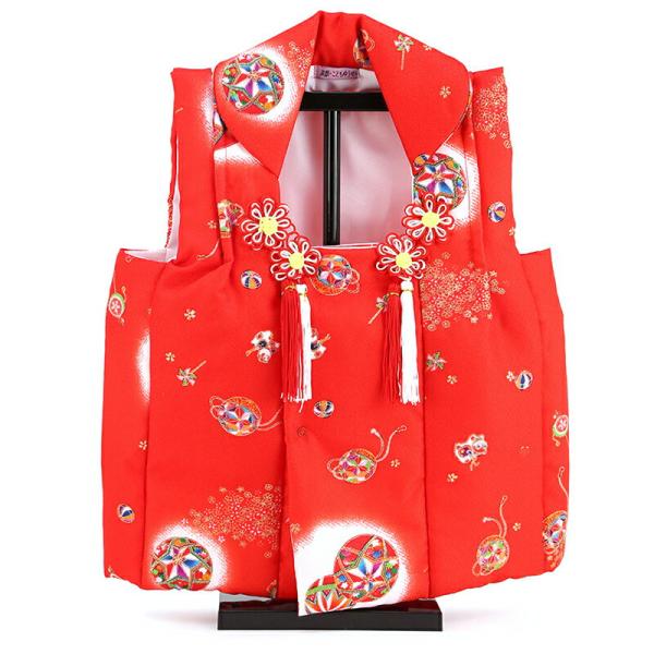 2026年度新作 お雛さまの脇に飾っていただいたり、初節句のお祝いなどにお子様に着ていただく、華やかなお被布です。赤色の生地には小桜模様が散りばめられ、「八方から魔をよけ、ふくよかに円満に…」との願いが込められたマリを中心に、犬張り子、でん...