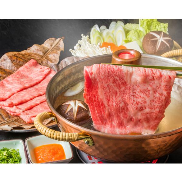 近江牛霜降りしゃぶしゃぶ用。非加熱のぽん酢と香り高い胡麻だれは、霜降り近江牛の肉の旨みをより引き立てます。内容量：近江牛肩ロース薄切りしゃぶしゃぶ用300ｇ（2〜3人前）／牛脂１個／ぽん酢200ｇ／胡麻だれ200ｇ（各小ボトル）賞味期限：冷...