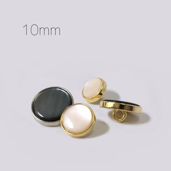 [Release date: May 2, 2012]ゴールド・シルバーの真鍮の台と、貝調ポリエステルを組み合わせたボタンです。シンプルだけど高級感ある真鍮が、ブラウスやワンピースなどを上品な雰囲気にしてくれます。※こちらの商品は生産中止の...