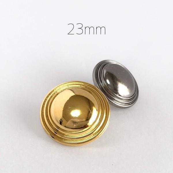 [Release date: January 11, 2000]シンプルで縁取りが上品な雰囲気のボタン。斜めから見たシルエットがきれいです。▼商品詳細▼【サイズ】直径23mm　※全体高さ…11mm、足除く厚み…7mm【入数】1個【材質】AB...